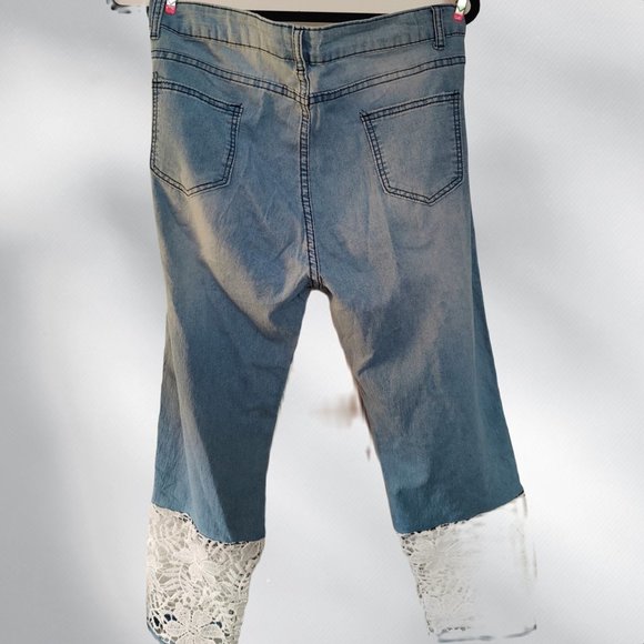 Jean Ruffle Bottom Cropped Jean Capri's Size 4XL - Picture 2 of 5